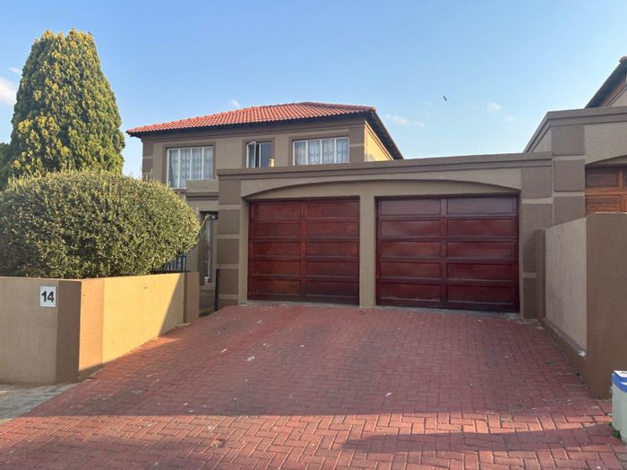 Noordwyk House For Sale: 3 beds, open-plan kitchen, double garage, secure estate.