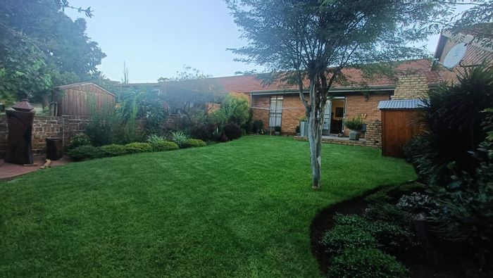 Bronberrick Townhouse For Sale: 3 beds, secure complex, garden, close to amenities.