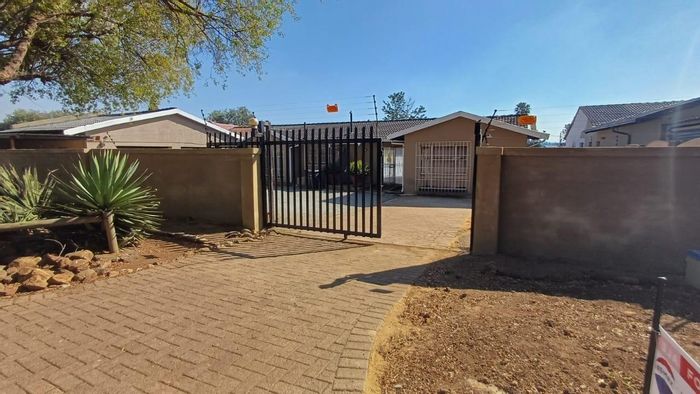 Albertsdal House For Sale: 3 beds, 2.5 baths, 2 flatlets, spacious garden.