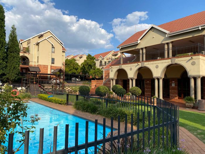 Bryanston Apartment To Rent: Open plan, patio, pool, 24-hour security, pet-friendly.