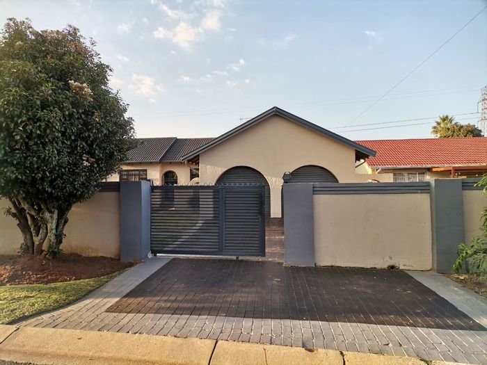 Witpoortjie House For Sale: 3 Bedrooms, Pool, Large Garden, Double Garage.