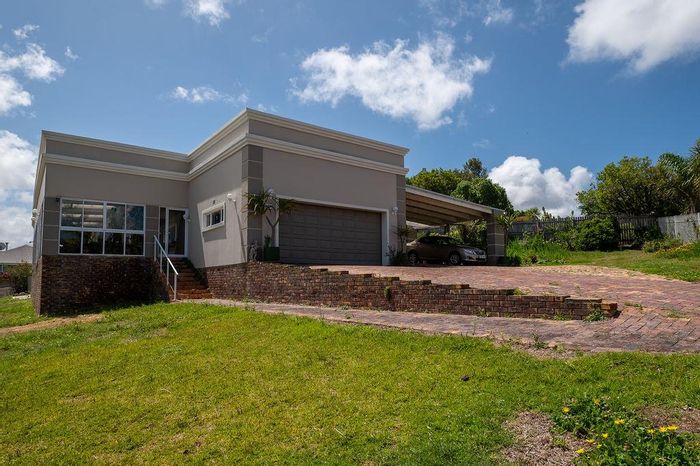 Knysna Heights House For Sale: North-facing, spacious with solar, rainwater tanks, and views.