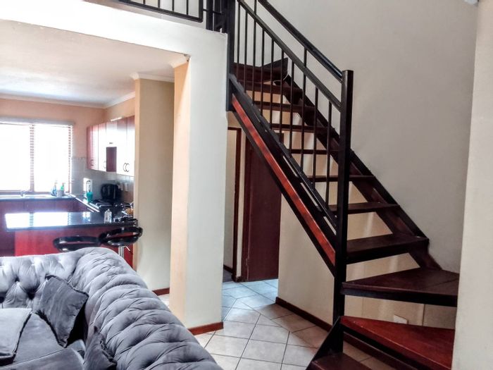 For Sale: 2.5-bedroom apartment in Montana with garden, security, and parking.