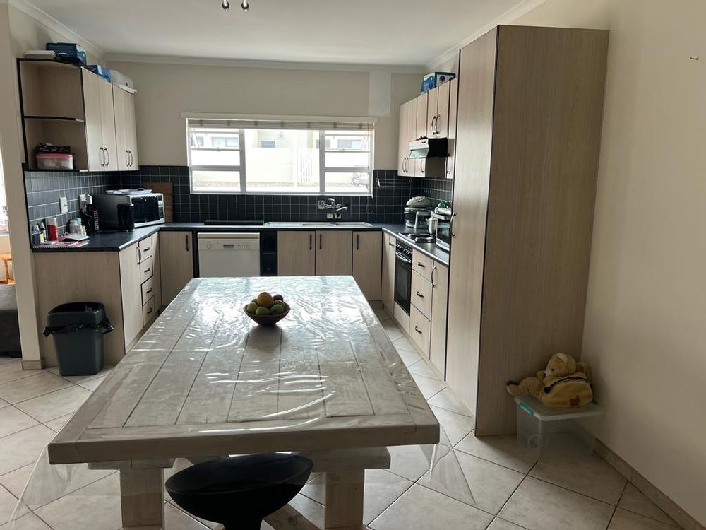 Open-plan kitchen/dining area