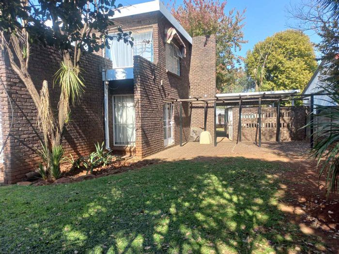 Ravenswood House For Sale: 3 beds, spacious yard, loft, security features.