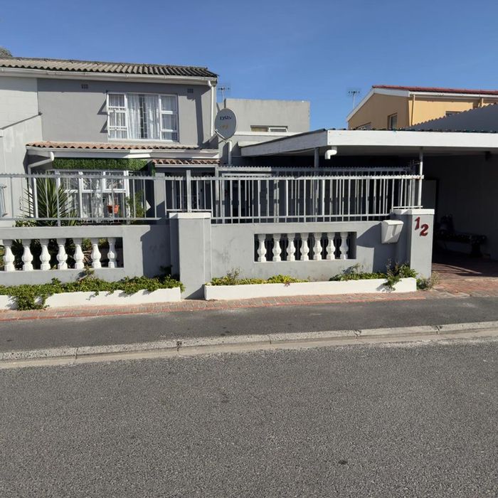 House To Rent in Rylands Estate: 3 Bedrooms, double garage, fiber internet included.
