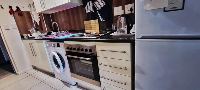 Windhoek Central Apartment For Sale: 1 bed, near Wernhillpark Mall, ideal for Airbnb.