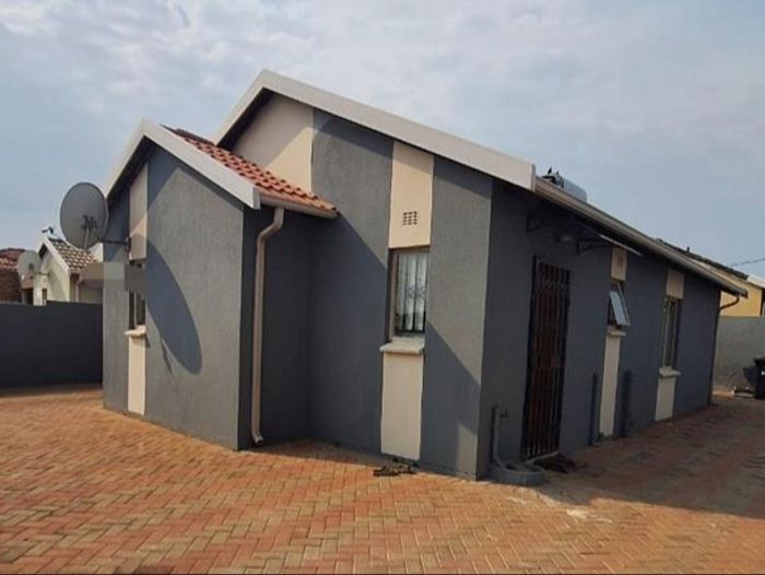 Rosslyn House For Sale: 3 Bedrooms, secure carport, near schools and hospitals.