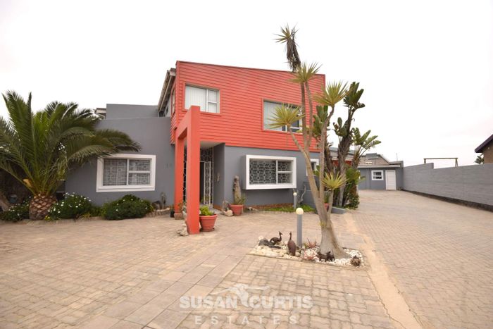 Ocean View House For Sale: Spacious layout, ocean access, and large backyard.