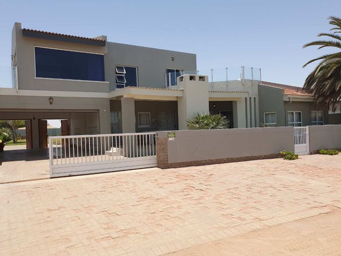 For Sale: Spacious 6-bedroom house in Henties Bay Central, near beach amenities.