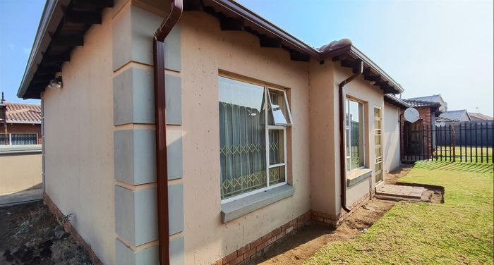 House For Sale in Sharon Park: 3 Bedrooms, 2 Bathrooms, Garage, Spacious Living.