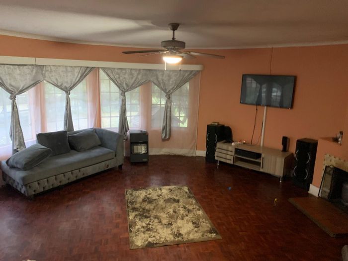 Cottage for Sale in Towerby: Spacious kitchen, private garden, near schools and shops.