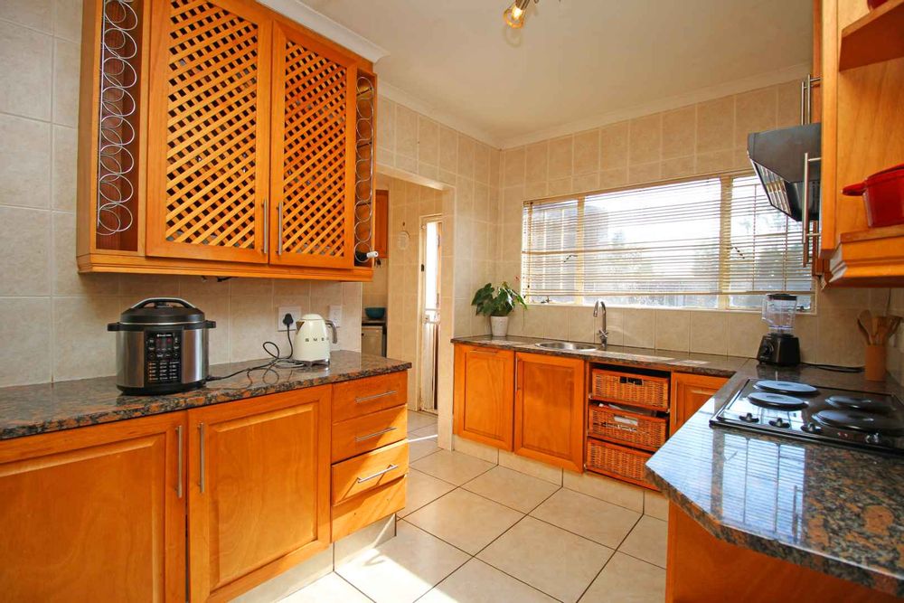 Kitchen with a gorgeous organic earthy and homely feel.  The classic natural oak wood finishes creates a warm, timeless and durable space, leveraging oak's natural grain and strength.  