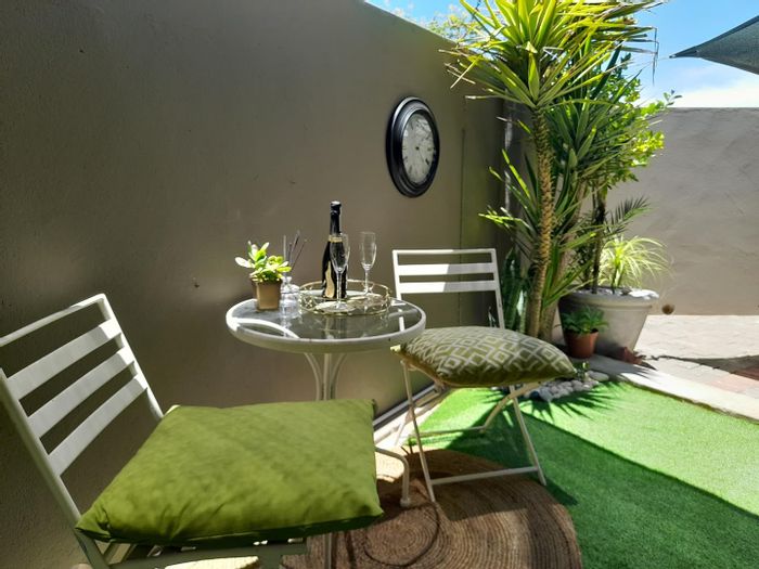 Townhouse in Avis To Rent: 3 beds, 2 baths, courtyard, WiFi, air conditioning.