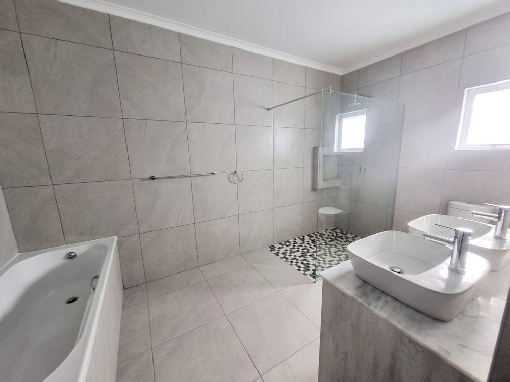Ensuite bathroom to main bedroom