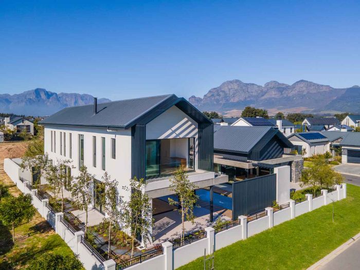 For Sale: House in Val De Vie Estate with pool, smart home features, and mountain views.