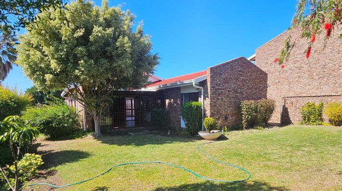 Hartenbos Central Townhouse For Sale: 3 bedrooms, pet-friendly, low levy, near beach.