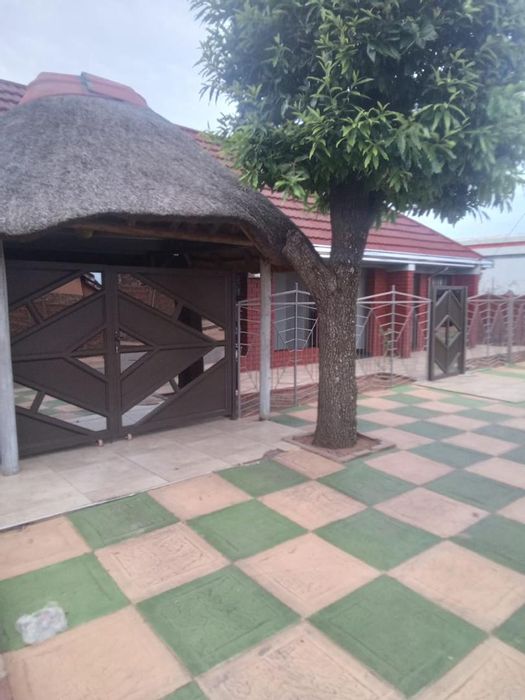 Spacious 4-Bedroom House for Sale in Soshanguve G with Lapa
