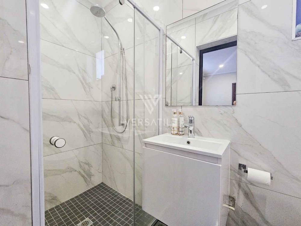 38 - Office ensuite bathroom with shower & Toilet