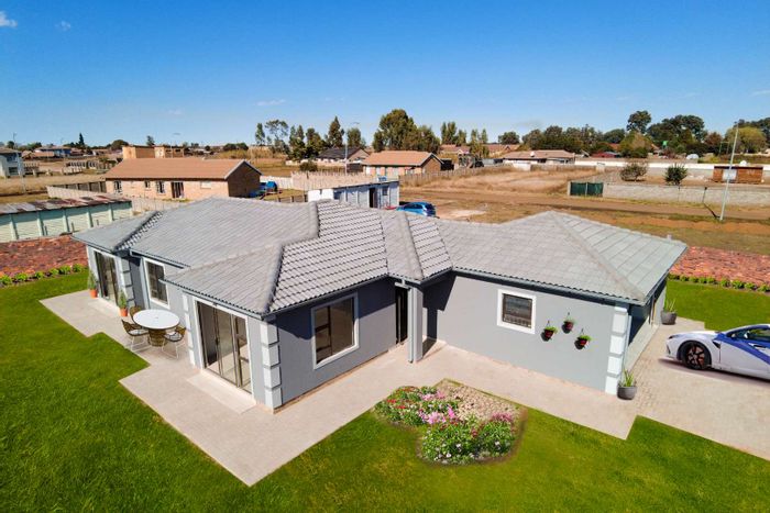 Selcourt House For Sale: 3 beds, 2 baths, customizable finishes, near schools and malls.