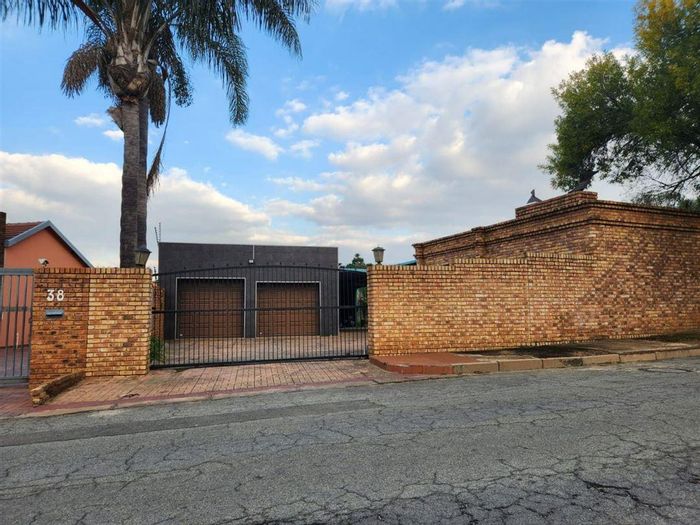 For Sale: House in Birchleigh with 4 bedrooms, granny flat, and double garage.