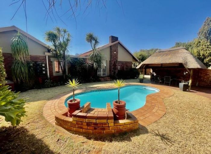 Lambton House For Sale: 4 bedrooms, pool, lapa, solar panels, bachelor flat.