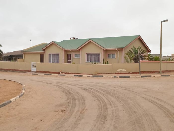 House for Sale in Henties Bay Central: 3 Bedrooms, BBQ Area, Double Garage.