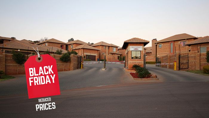 Townhouse in Olympus To Rent: 3 beds, garden, garage, security features included.