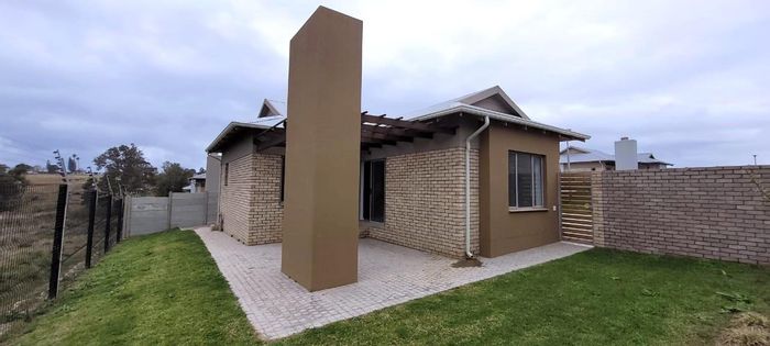 Mooikloof Country Estate: House For Sale with 3 Bedrooms, Double Garage, Inverter System.