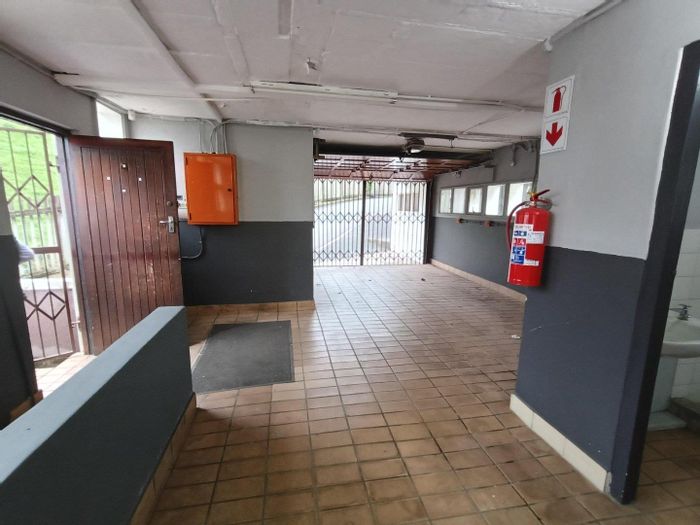 Industrial unit to rent in New Germany, 100m² with parking and security.