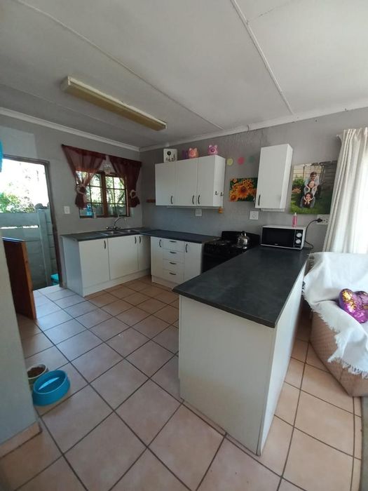 Kibler Park Cottage To Rent: 2 beds, 2 baths, private entrance, prepaid electricity.