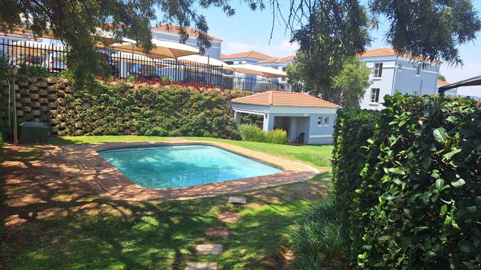 Northcliff Apartment To Rent: 2 beds, pool, braai area, 24-hour security.