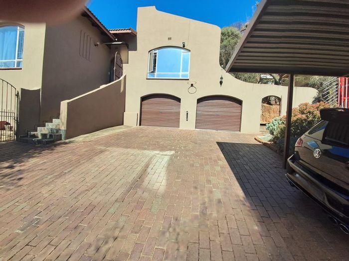 Stunning Glenvista Home for Sale: Pool, Spacious Layout, Scenic Views Await!