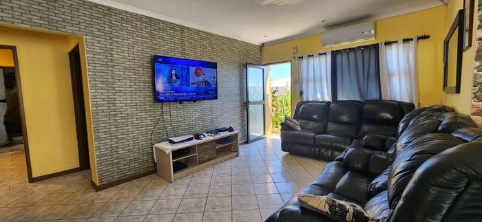 For Sale: Cimbebasia house with 3 bedrooms, flat, braai area, and security.
