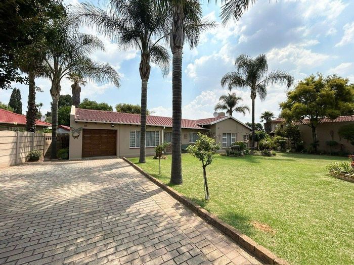 Property #2203489, House for sale in Farrarmere