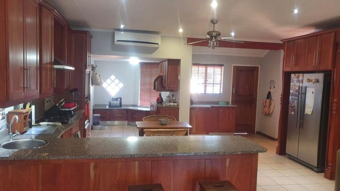 For Sale: White River Central Small Holding with pool, equestrian facilities, and flat.
