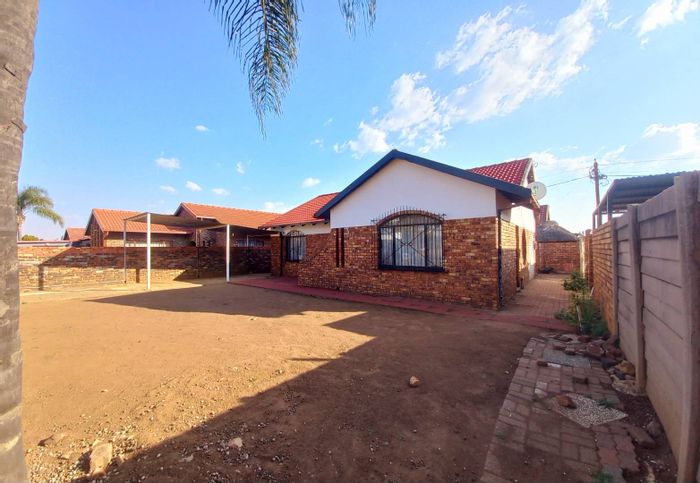 Eersterust House For Sale: 3 Bedrooms, open-plan living, Fibre Wi-Fi, secure yard.