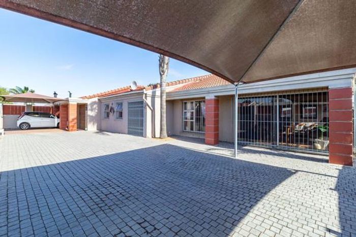 Sonnekuil House For Sale: Spacious with braai room, double garage, and secure parking.