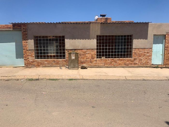 Chiawelo House For Sale: 3 Bedrooms, rental potential, near amenities and schools.