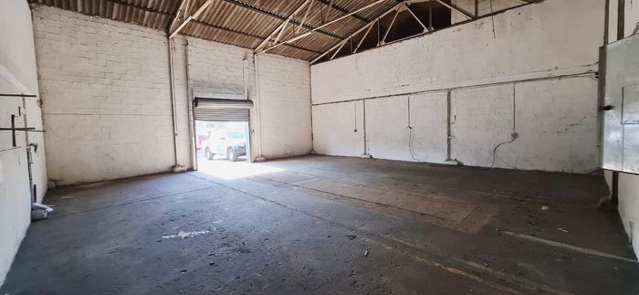 Versatile workshop/garage space in Queensburgh Central, To Rent, ample parking available.