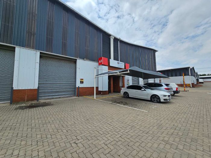 Industrial warehouse to rent in Meadowdale, 284sqm with 3Phase power and office.