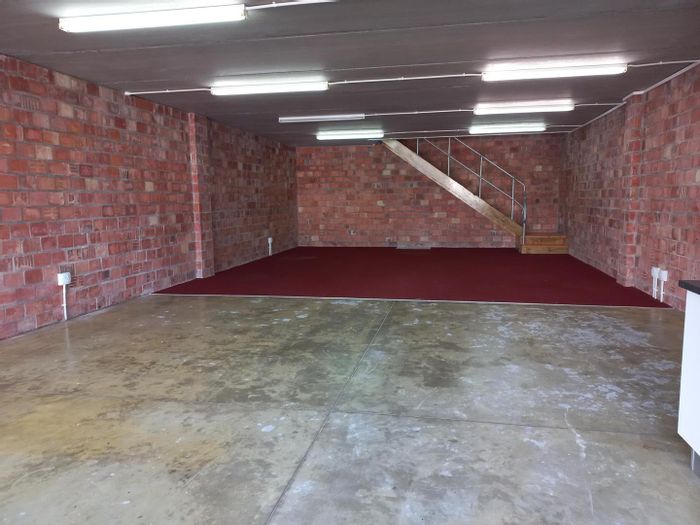 Industrial unit in Fairview to rent, featuring flexible retail options and parking.