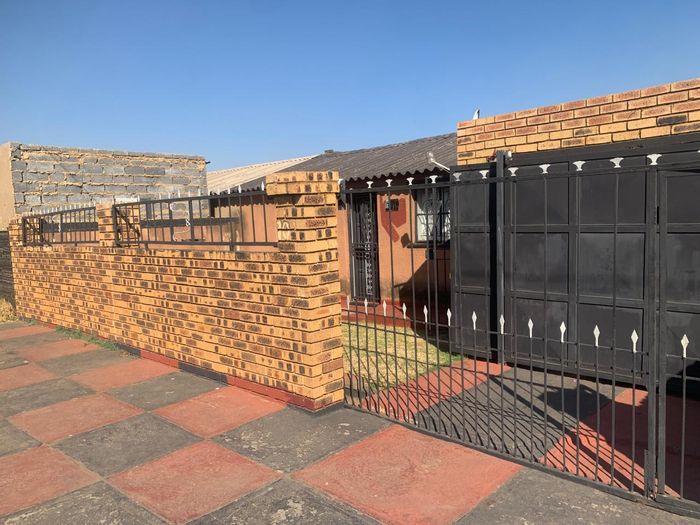 For Sale: Emdeni House with 4 rooms, garage, and secure yard access.