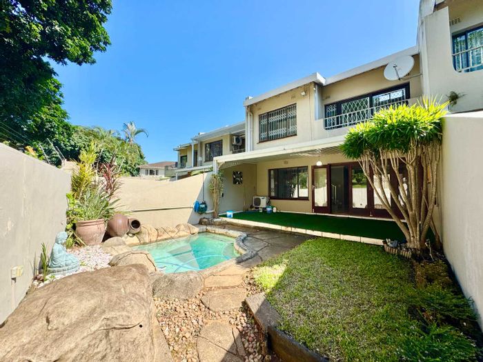 Townhouse To Rent in Sunningdale: 3 beds, plunge pool, pet-friendly complex.