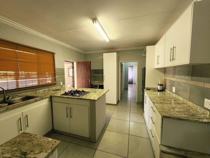 House to rent in White River Central: 4 beds, large yard, security features.