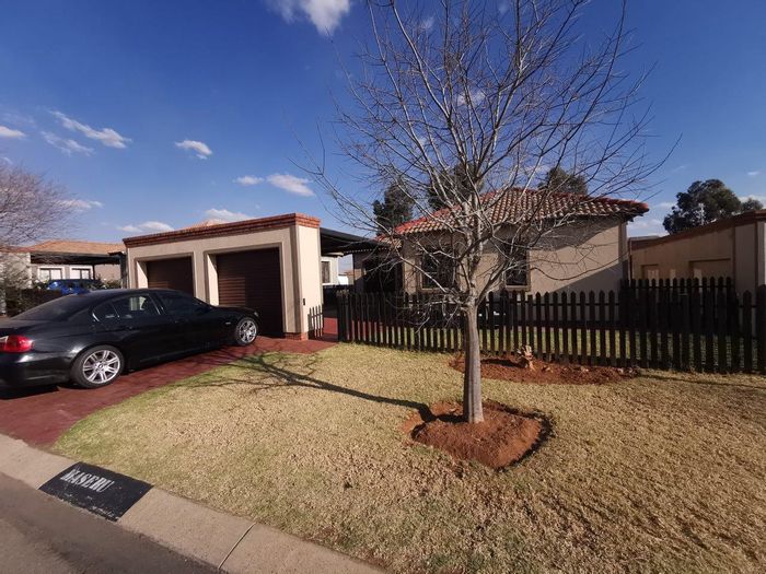 For Sale: House in Meyersig Lifestyle Estate with 3 beds, spacious living areas.