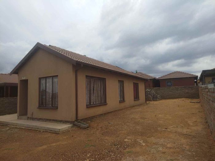 House for Sale in Soshanguve Ext: 3 bedrooms, secure, near schools and shopping.