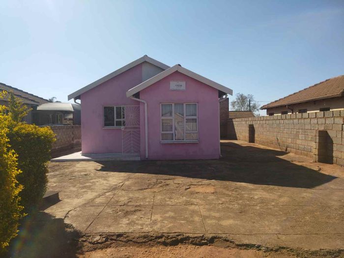 For Sale: House in Soshanguve Ext with 3 bedrooms, near schools and shopping.