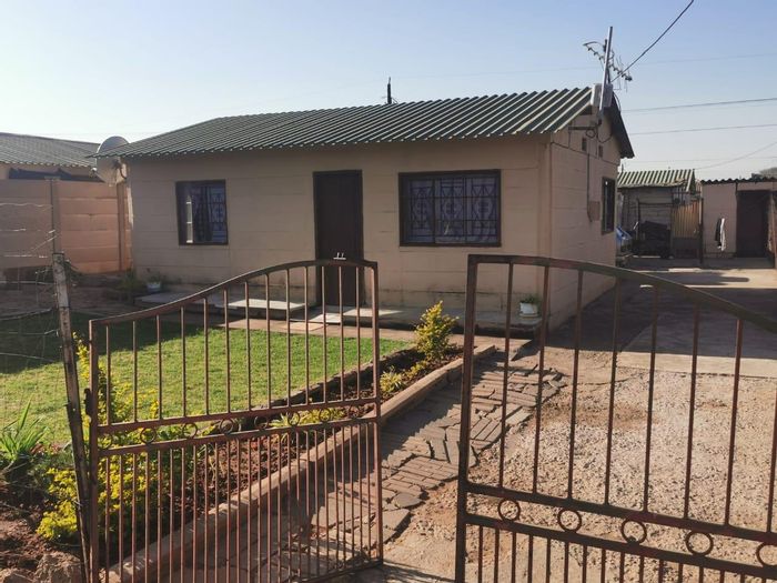 For Sale: 4-Bedroom Home in Mamelodi East, Near Schools and Transport!