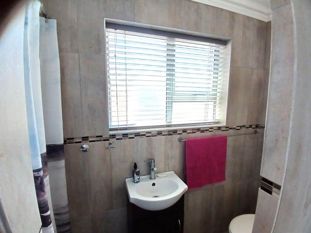 1st Floor: 2nd Bedroom's en suite Bathroom (with shower).